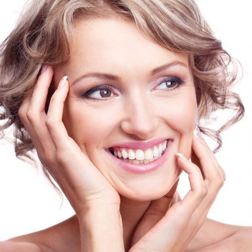 Brown-eyed-woman-with-blonde-highlights-smiling